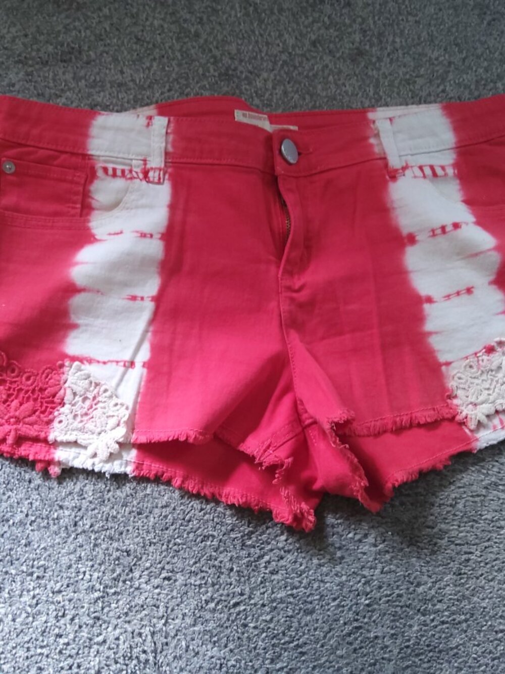 NO BOUNDARIES RED WHITE TIE DYE SHORTS